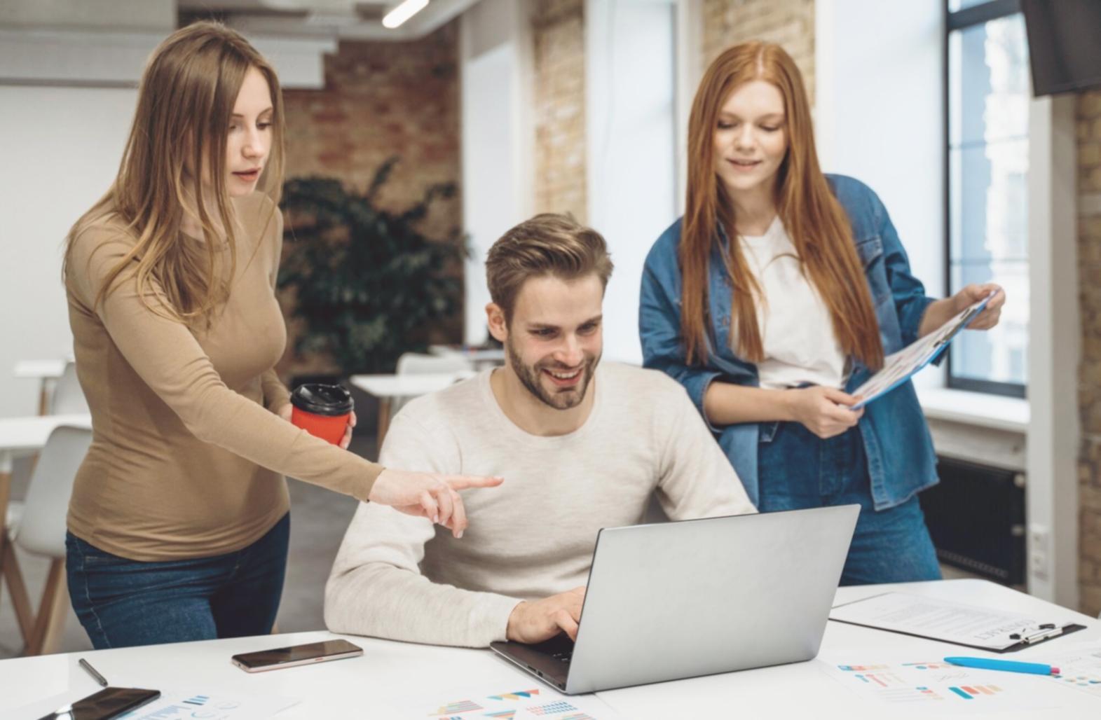 Equipo de arionvelystiq trabajando en estrategias financieras personalizadas